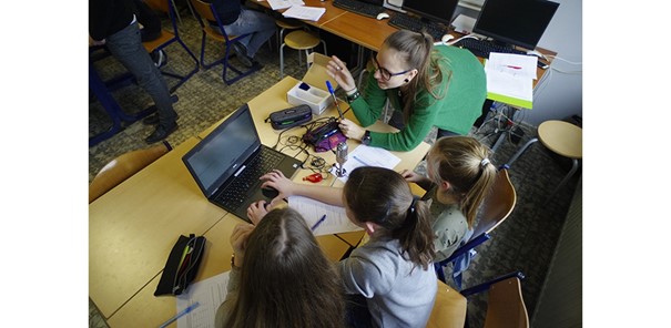 kinderen werken op de imuscica workbench