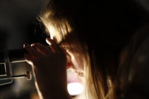 Student kijkt door spectroscoop