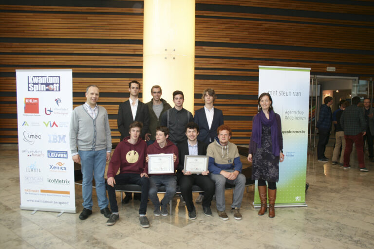Prof. Ir. Jan Genoe (IMEC) reikte de Kwantum Spin-Off Prijs 2013 uit aan het Sint-Pieterscollege uit Leuven