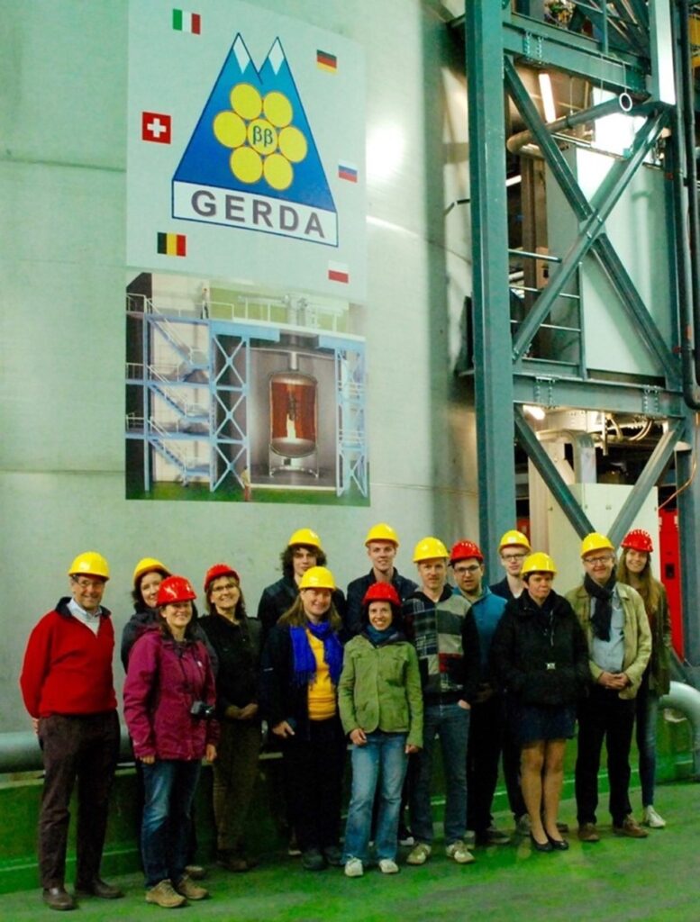 Groepsfoto in het ondergrondse labo voor de tank van het Gerda experiment